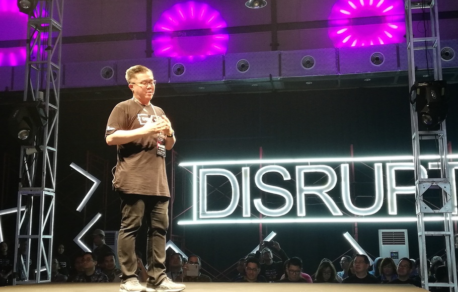 Co-Founder dan CEO WIR Group, Daniel Surya membuka acara Disrupto 2018, di Jakarta, Jumat, 23 November 2018.