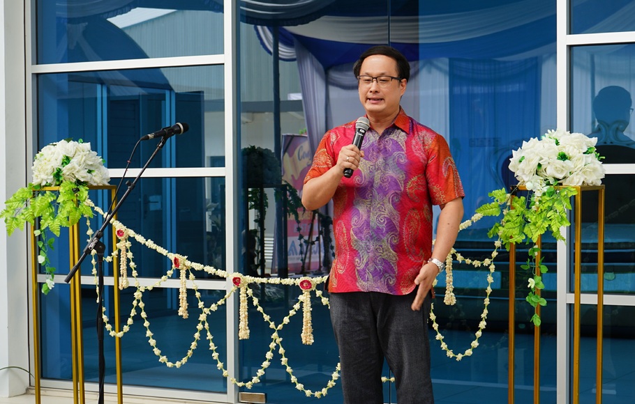 Direktur Massindo Group, Jeffri Massie memberikan sambutan saat peresmian pabrik Comforta di Samarinda, Kamis (10/1). Pabrik terbaru ini nantinya akan memasok kebutuhan di wilayah Kalimantan Timur dan Kalimantan Utara.