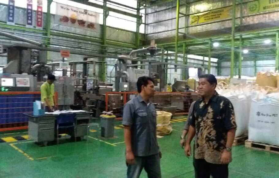 Presiden Direktur PT Namasindo Plas Yanto Widodo (kanan) tengah berbincang dengan salah satu karyawan terkait proses daur ulang plastik PET di Padalarang,Bandung Barat, Jawa Barat.