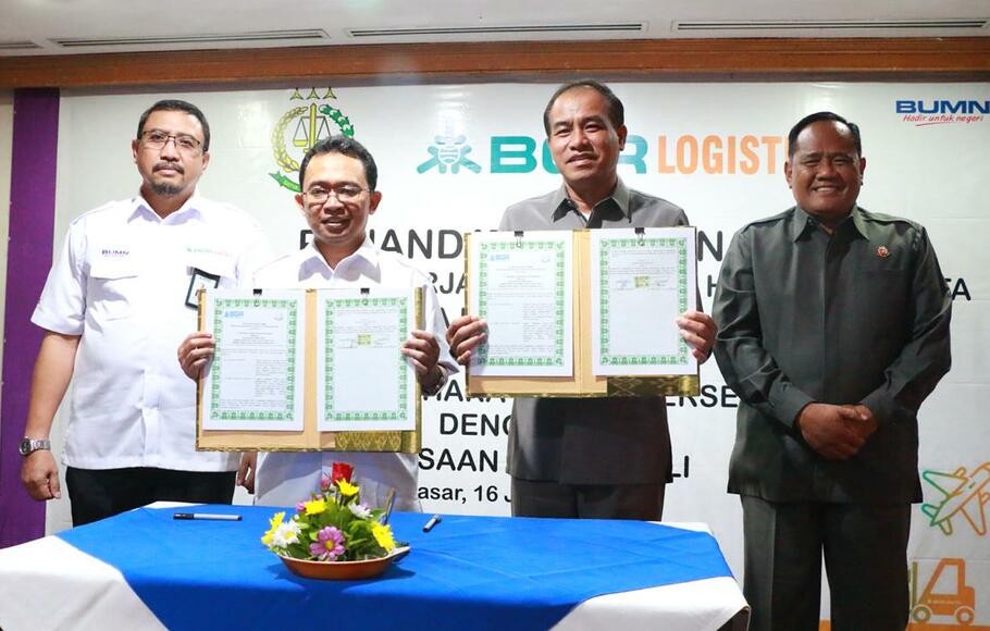 Direktur Utama PT Bhanda Ghara Reksa (Persero) atau BGR Logistics, M. Kuncoro Wibowo (dua dari kiri) usai menandatangani nota kesepahaman dengan Kepala Kejaksaan Tinggi Bali, Amir Yanto (dua dari kanan), didampingi (dari kiri) Direktur Keuangan, SDM, dan Umum BGR Logistics, Mohammad Affan, dan Wakil Kajati Bali, Yudi Handono di Grand Inna Sanur, Denpasar, Rabu (16/1). MoU tersebut berisikan kesepakatan kerjasama BGR Logistics dengan Kejati Bali tentang bidang hukum dan tata usaha negara.