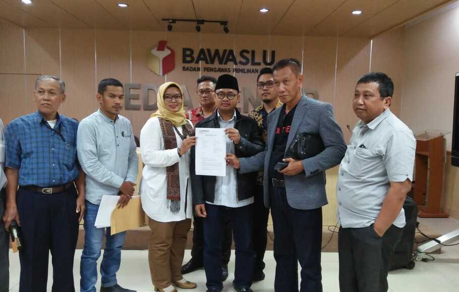 Tim Advokat Milenial Peduli Pemilu seusai melaporkan Jokowi ke Bawaslu, di Kantor Bawaslu, Jalan MH Thamrin Nomor 14, Sarinah, Jakarta, Kamis 24 Januari 2019.