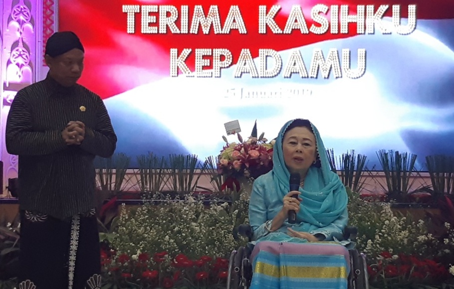 Sinta Nuriyah Wahid, istri presiden ke-4 Alm KH Abdurrahman Wahid (Gus Dur) saat menerima penghargaan 