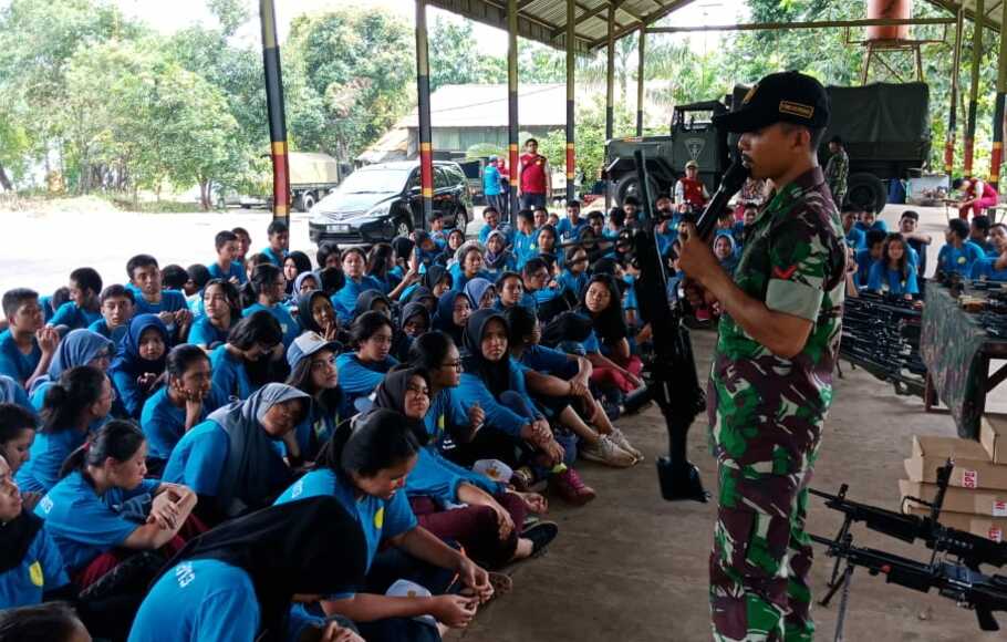 Sebanyak 238 pelajar SMA Labschool, Cibubur, mengikuti latihan Skuadron dan Pandawa di Batalyon 461 Paskhas TNI AU Halim Perdana Kusuma, Jakarta.