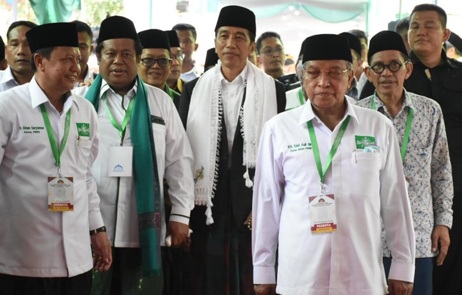 Presiden Jokowi didampingi Ketum PBNU KH Said Aqil Siroj pada acara Pembukaan Munas Alim Ulama dan Konbes NU di Pondok Pesantren Miftahul Huda Al-Azhar, Citangkolo, Kota Banjar, Jawa Barat, Rabu (27/2019).