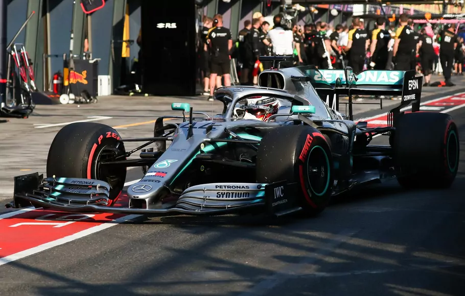 Lewis Hamilton memasuki garasi saat sesi kualifikasi di GP Australia, Sabtu, 16 Maret 2019.