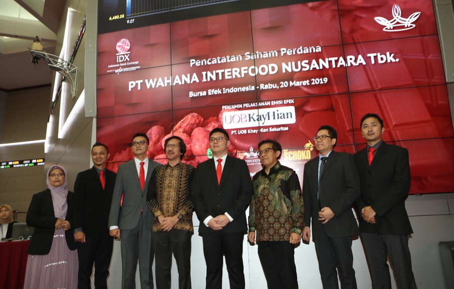 Direktur Utama PT Wahana Interfood Nusantara Tbk Reinald Siswanto bersama jajaran direksi dan komisaris saat dimulainya pencatatan saham perdana atau Initial Public Offering (IPO) di Bursa Efek Indonesia di Jakarta, Rabu (20/3/2019).