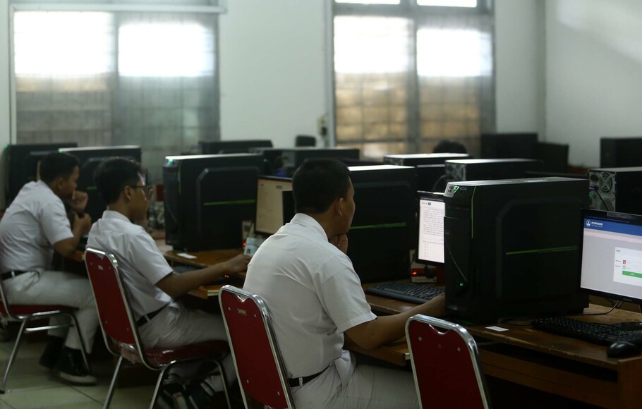 Sejumlah siswa mengikuti Ujian Nasional Berbasis Komputer (UNBK), di Lab Komputer SMKN 1 Jakarta Pusat, Senin 25 Maret 2019.