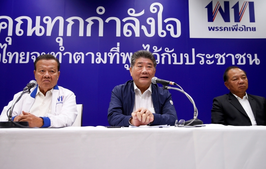 Sekretaris Jenderal Partai Pheu Thai, Phumtam Wechayachai, berbicara dalam konferensi pers tentang hasil pemilihan umum Thailand, di Bangkok, Selasa (26/3/2013). 