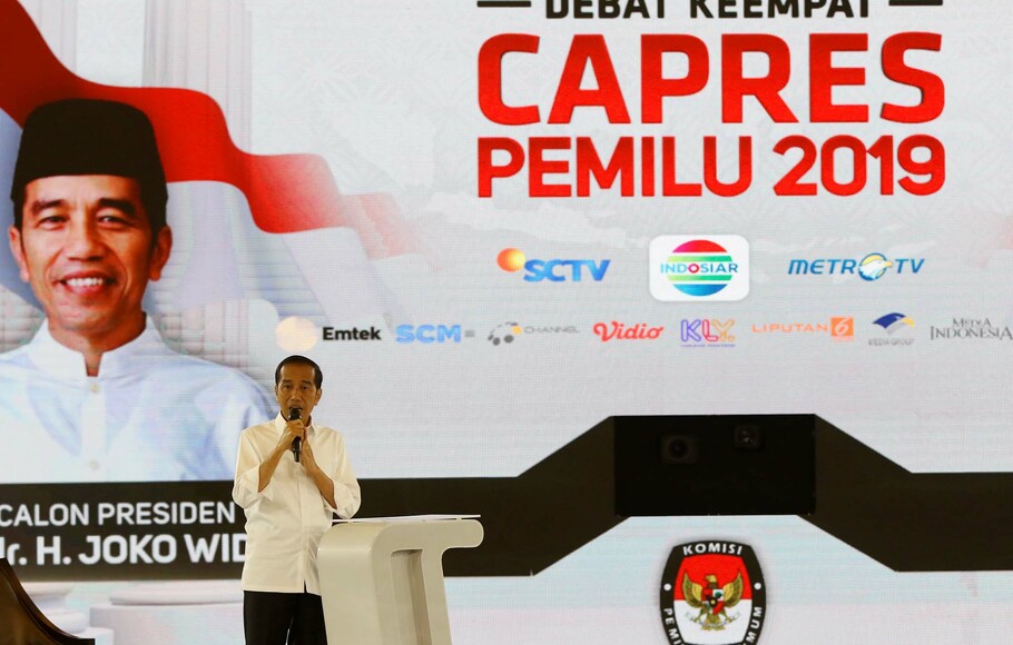 Calon presiden petahana nomor urut 01 Joko Widodo, saat mengikuti debat capres putaran keempat di Hotel Shangri La, Jakarta, Sabtu 30 Maret 2019.