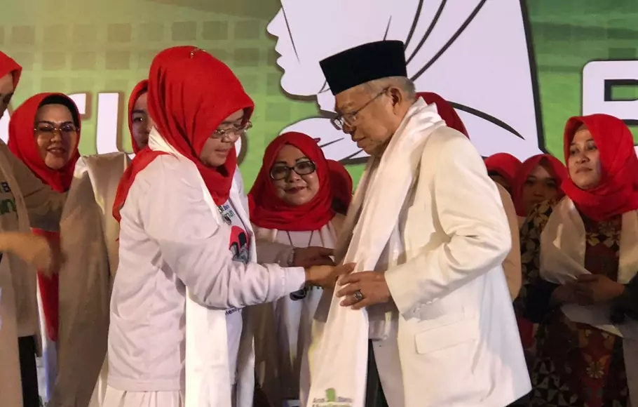Ketua Umum Arus Baru Muslimah, Munifah Syanwani bersama calon wakil presiden KH. Ma'ruf Amin.