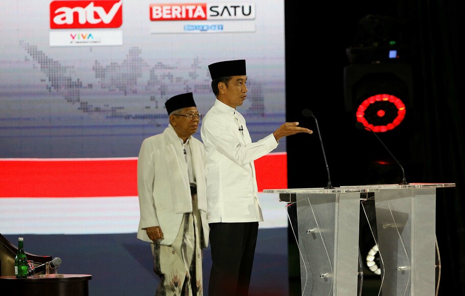 Pasangan capres-cawapres nomor urut 01 Joko Widodo (kanan) dan KH. Ma'ruf Amin mengikuti debat kelima Pilpres 2019 di Hotel Sultan, Jakarta, Sabtu 13 April 2019.