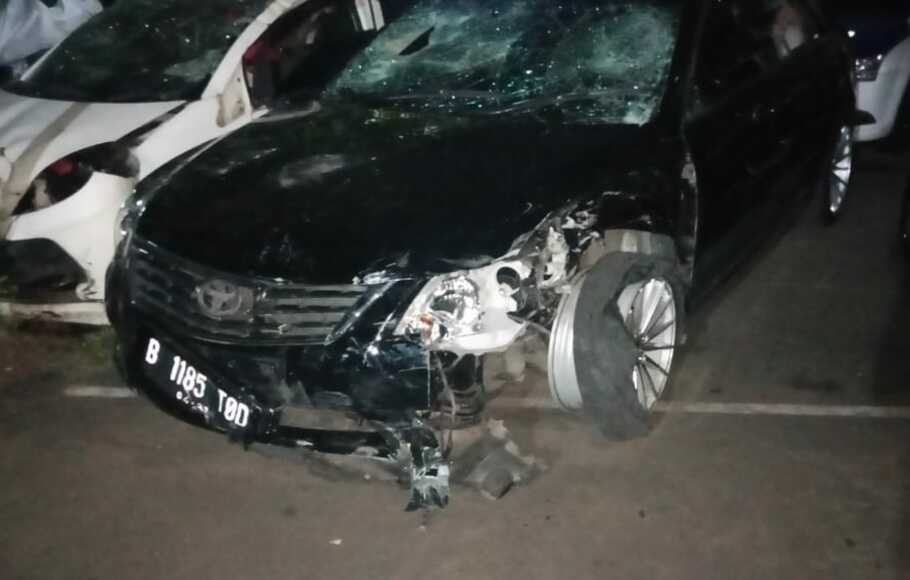 Mobil Toyota Camry B 1185 TOD yang menabrak satu mobil Mercy dan lima sepeda motor diamankan polisi.