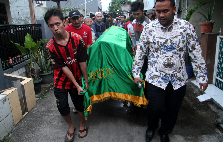Warga mengangkat jenazah Sudirdjo, seorang petugas Kelompok Penyelenggara Pemungutan Suara (KPPS) Pemilu 2019 yang meninggal dunia seusai mendapatkan perawatan di rumah sakit untuk dimakamkan di Bekasi, Jawa Barat, Selasa (23/4/2019).