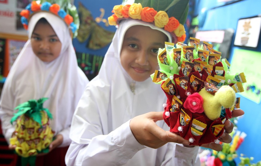 Pelajar sekolah dasar memamerkan hasil daur ulang saat Festival Pendidikan 2019 di BSD City, Tangerang, Selasa (30/4/19). Acara ini sekaligus memperingati Hari Pendidikan Nasional dan dimeriahkan dengan serangkaian lomba pendidikan bagi siswa TK hingga SMA dan sekolah-sekolah madrasah.