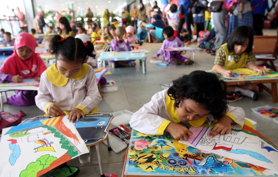 Pelajar mengikuti lomba kerajinan inovatif saat Festival Pendidikan 2019 di BSD City, Tangerang, Selasa (30/4/19). Acara ini sekaligus memperingati Hari Pendidikan Nasional dan dimeriahkan dengan serangkaian lomba pendidikan bagi siswa TK hingga SMA dan sekolah-sekolah madrasah.
