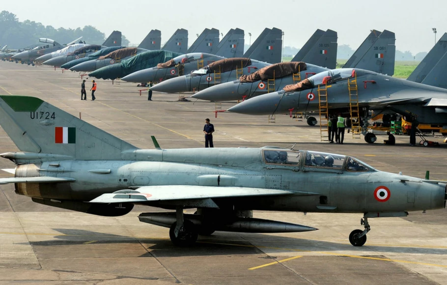 Sejumlah pesawat tempur bersiaga di pangkalan udara India. 