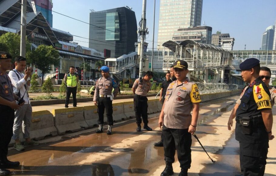 Kapolda Metro Jaya Irjen Pol Gatot Eddy Pramono meninjau kondisi terkini di depan Gedung Bawaslu RI, Jakarta, Jumat 24 Mei 2019.
