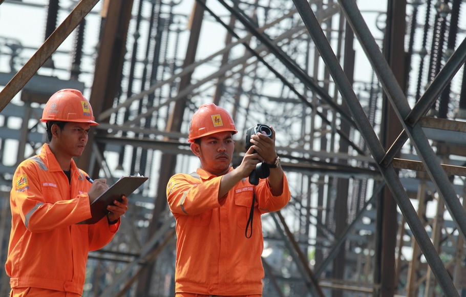 Petugas PLN Unit Induk Pusat Pengaturan Beban (UIP2B) Gandul melakukan inspeksi harian berupa thermovisi atau pengukuran suhu panas pada paralatan kelistrikan yang ada di UIP2B Gandul Depok, Jawa Barat, Kamis (23/5/2019). PLN menjamin ketersedian suplai listrik ke masyarakat untuk kebutuhan Lebaran dan diperkirakan pada saat Lebaran terjadi penurun beban puncak listrik pada sistem kelistrikan sistem Jawa Bali sebesar 56 persen hingga 60 persen dikarenakan banyak Industri dan perkantoran yang libur.