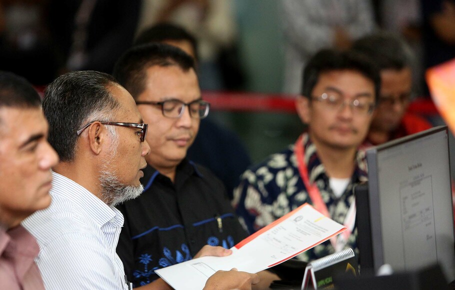 Ketua Tim Hukum BPN, Bambang Widjojanto (dua kiri), bersama tim advokasi BPN Denny Indrayana (dua kanan), saat pengajuan perbaikan permohonan sengketa hasil Pilpres 2019 di gedung MK, Jakarta, Senin 10 Juni 2019. 