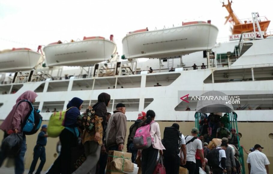 Sejumlah penumpang antre untuk naik ke kapal KM Tidar di Pelabuhan Makassar, eks Sukarno Hatta, Makassar, Sulawesi Selatan.