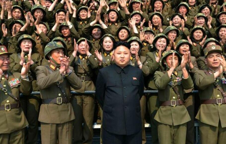 Pemimpin Korut Kim Jong-un berpose bersama sejumlah tentara. 