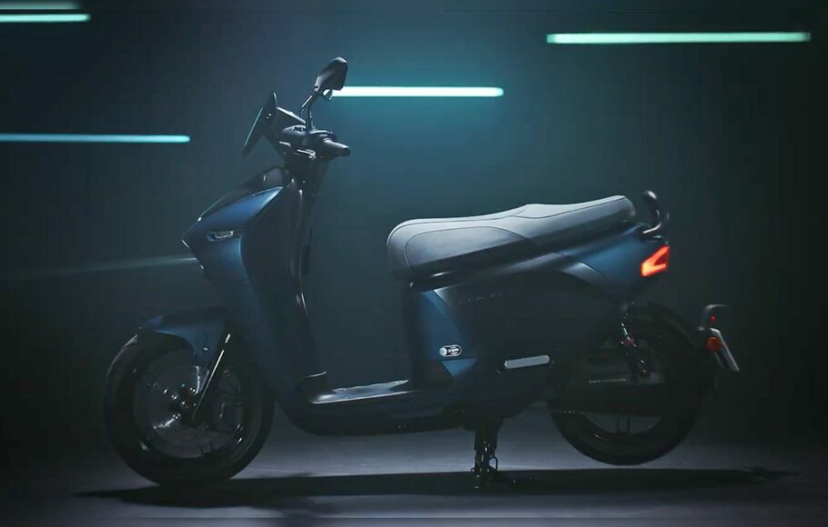 Yamaha berkolaborasi dengan Gogoro menggarap skuter listrik bernama EC-05. motor ini siap diproduksi Agustus 2019.