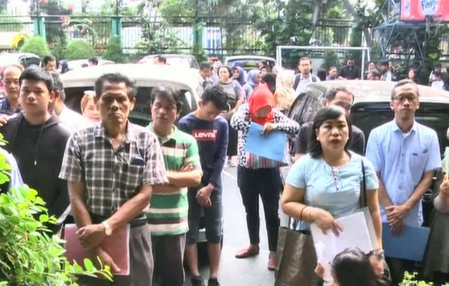 Jumlah pendaftar di SMPN 115 Jakarta membludak. Orang tua murid bahkan ada yang sudah mengantre sejak pukul 03.00 WIB dini hari.