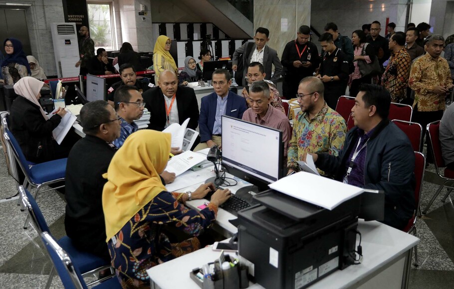 Komisioner KPU Wahyu Setiawan (ketiga kanan) dan Hasyim Asyari (kedua kanan) bersama Tim Kuasa Hukum KPU menyerahkan berkas jawaban gugatan sengketa hasil Pemilu Legislatif (Pileg) di Gedung Mahkamah Konstitusi (MK), Jakarta, Jumat 5 Juli 2019.