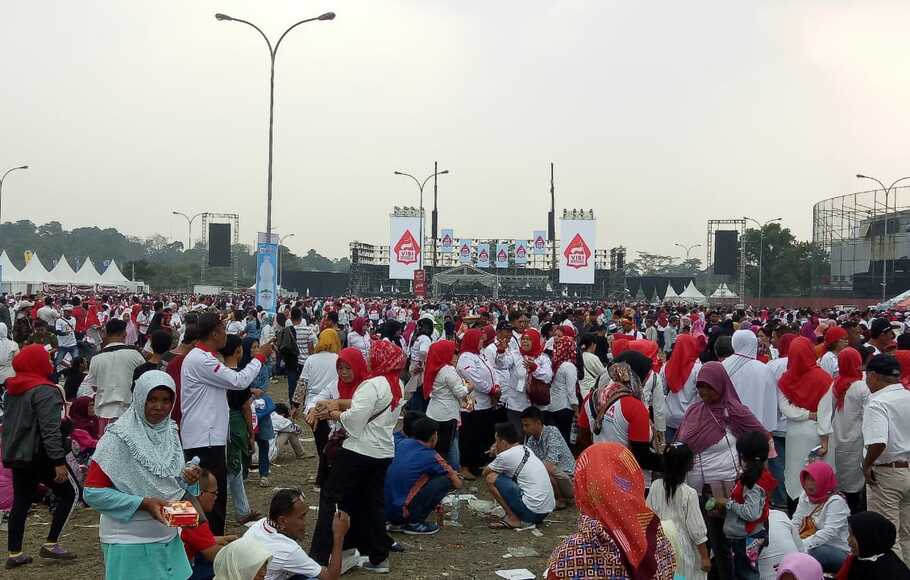 Ribuan massa mengenakan pakaian merah putih dalam acara Visi Indonesia di Sentul International Convention Center (SICC), Kabupaten Bogor, Minggu (14//2019).