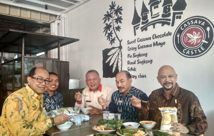 Kepala BPPT Hammam Riza (kanan) mencicipi hidangan berbasis singkong di Cassava Castle Bandar Lampung, Jumat (19/7)