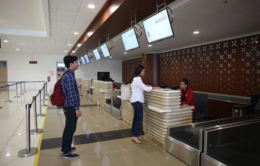 Sejumlah calon penumpang melakukan proses check in di terminal kebrangkatan Bandara Internasional Yogyakarta di Kulonprogo, Selasa 23 Juli 2019. 