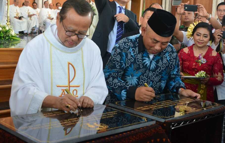 Wali Kota Bekasi, Rahmat Effendi (kanan), menandatangani prasasti peresmian Gereja Santa Clara, Bekasi Utara, bersama Uskup Agung Jakarta‎, Mgr Ignatius Suharyo Hardjoatmodjo, Minggu (11/8/2019). 

