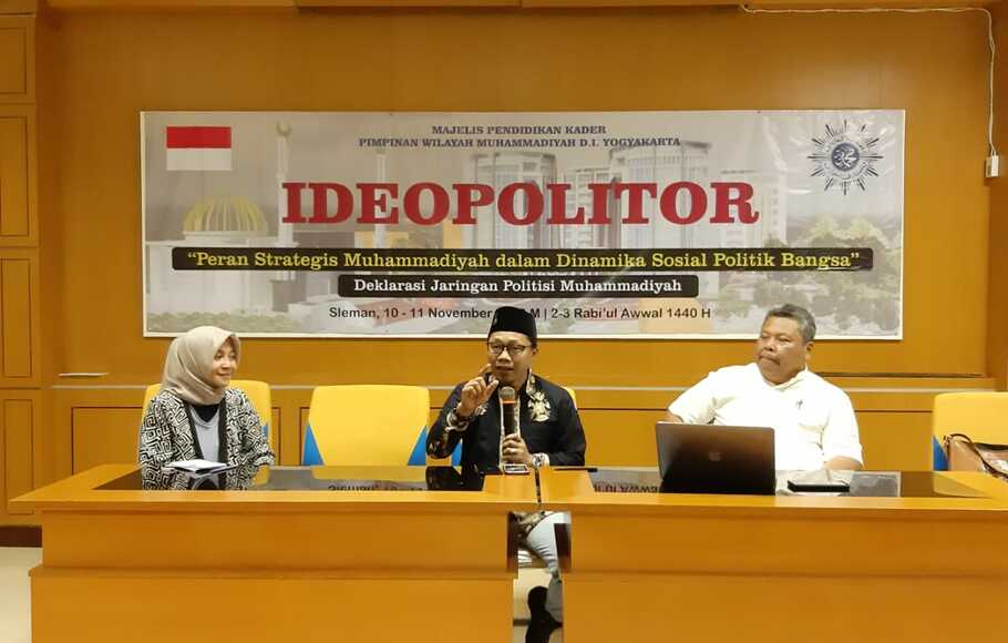 Ketua Umum Pimpinan Pusat (PP) Pemuda Muhammadiyah Sunanto (tengah).
