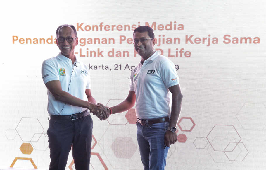 Presiden Direktur K-Link Indonesia Dato' Radzi bin Saleh (kiri) bersama Presiden FWD Life Anantharaman Sridharan pada acara penandatangan kerja sama antaraFWD Life dan K-Link di Jakarta, Rabu (21/8/2019).