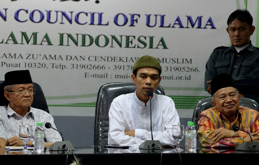 Ustaz Abdul Somad didampingi pengurus MUI memberikan keterangan kepada wartawan saat memenuhi undangan MUI di Jakarta, Rabu 21 Agustus 2019. 