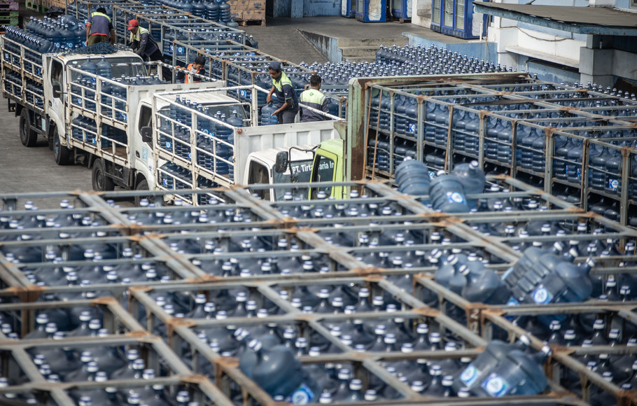 Pekerja memindahkan air minum dalam kemasan (AMDK) di pabrik air mineral kawasan Kalibata, Jakarta, Kamis, 22 Agustus 2019.