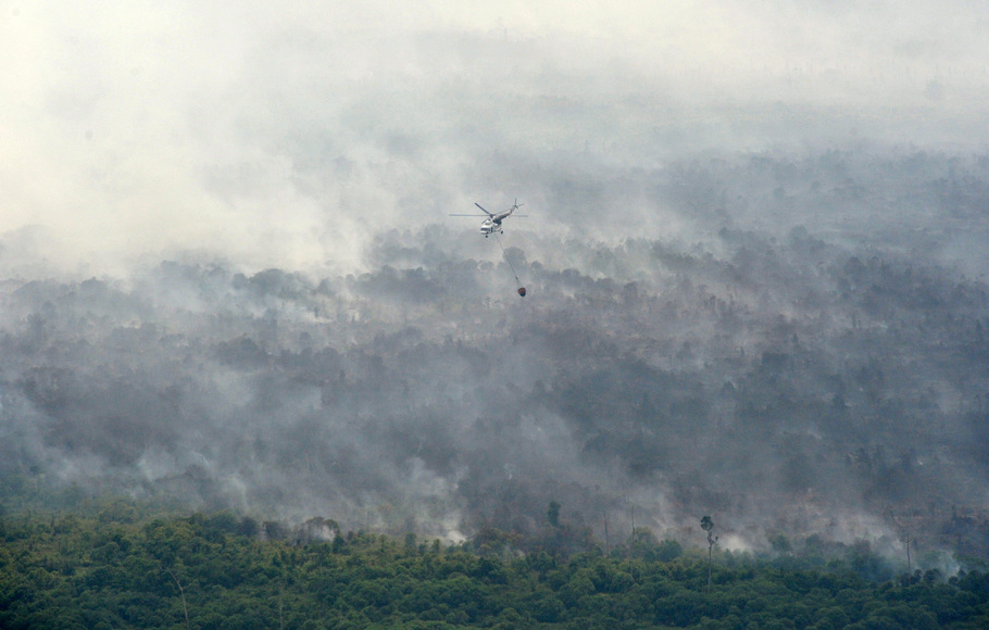 Helikopter milik Badan Nasional Penanggulangan Bencana (BNPB) melakukan 