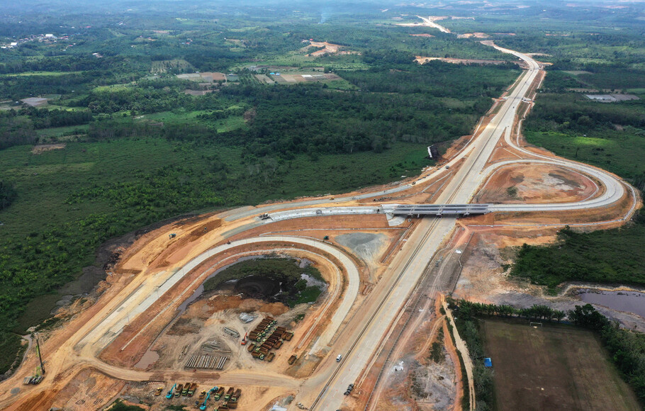 Foto aerial proyek pembangunan jalan Tol Balikpapan-Samarinda yang melintasi wilayah Samboja di Kutai Kartanegara, Kalimantan Timur, Rabu, 28 Agustus 2019. Gerbang tol di Samboja akan menjadi salah satu akses masuk ibu kota negara baru dari arah Samarinda dan Balikpapan.