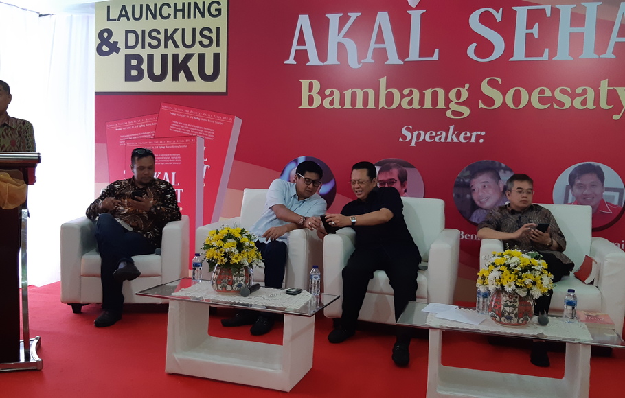 Staf Khusus Dewan Pengarah Badan Pembinaan Ideologi Pancasila (BPIP) Romo Benny Susetyo tengah memberi sambutan dalam peluncuran buku baru karya Bambang Soesatyo (kedua kanan), 