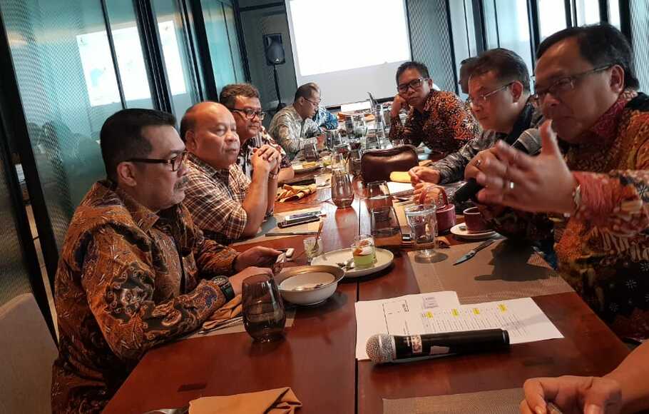 Bambang Brodjonegoro (kanan) bertemu pemimpin redaksi media massa di Jakarta, Kamis, 29 Agustus 2019.