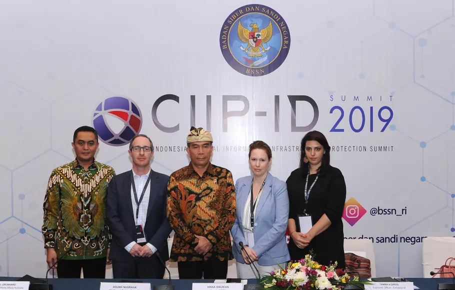 Kepala Badan Siber dan Sandi Negara (BSSN) Hinsa Siburian (ketiga dari kanan) bersama moderator dan pembicara berfoto bersama di sela-sela acara Symposium on Critical Information Infrastructure Protection (CIIP-ID) di Kuta, Bali, Rabu, 28 Agustus 2019. 