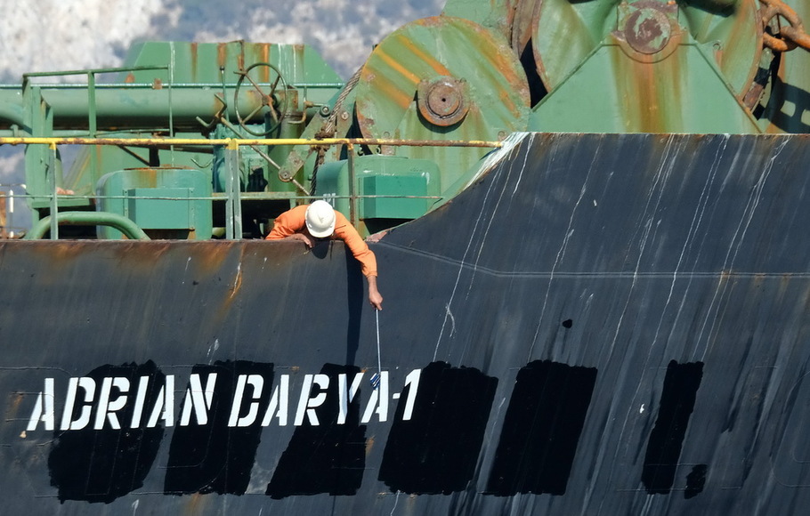 Seorang anggota kru memeriksa nama baru kapal tanker minyak Iran Adrian Darya, yang sebelumnya dikenal sebagai Grace 1, di lepas pantai Gibraltar, pada 18 Agustus 2019.