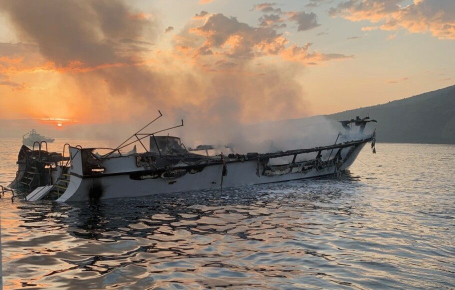 Kapal ikan terbakar di lepas pantai California, Amerika Serikat, Senin (2/9).