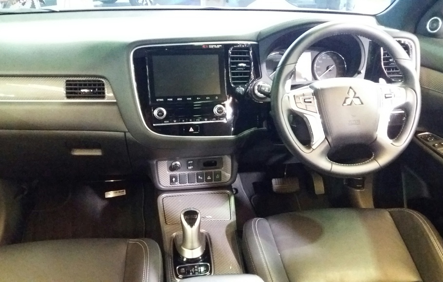 Interior mobil plug-in hybrid Mitsubishi Outlander PHEV di ajang Indonesia Electric Motor Show (IEMS), Balai Kartini, Jakarta, 4 September 2019. 