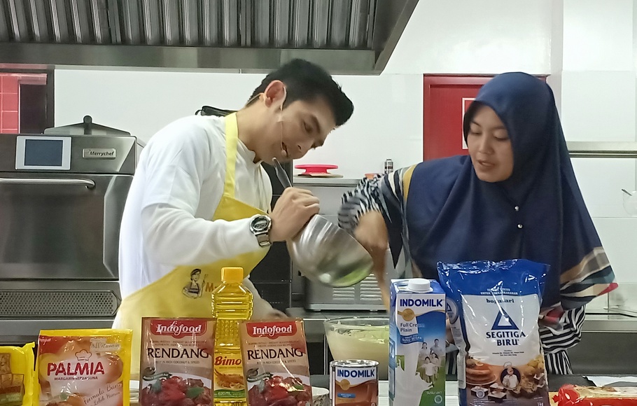 PT Indofood CBP Sukses Makmur Tbk melalui MasakApaYa.com mengajak komunitas ibu yang hobi masak dan ibu pemiluk UMKM dan acara cooking gathering bersama celebrity chef Nicky Tirta di Jakarta, Selasa, 10 September 2019.