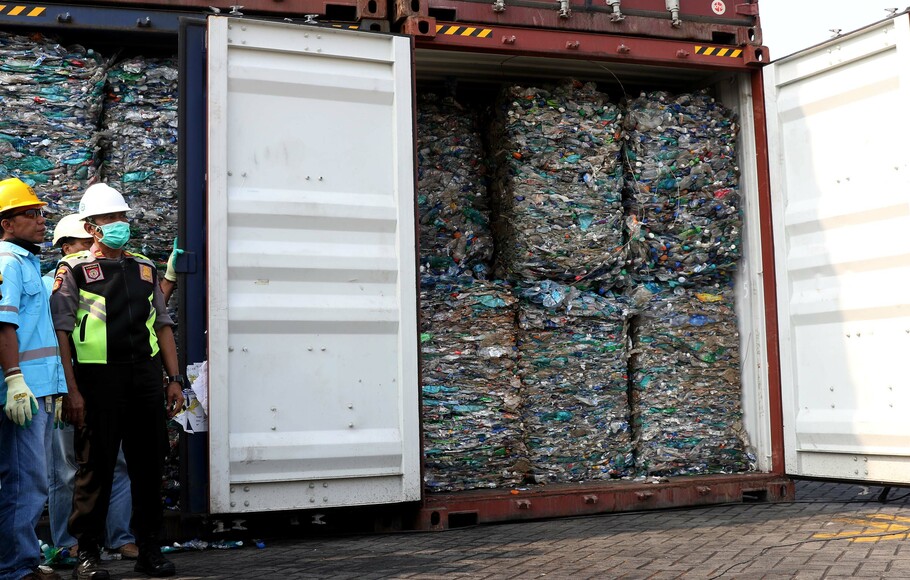 Petugas memperlihatkan kontainer berisi limbah plastik di Terminal Peti Kemas Koja, Pelabuhan Tanjung Priok, Jakarta, Rabu 18 September 2019.