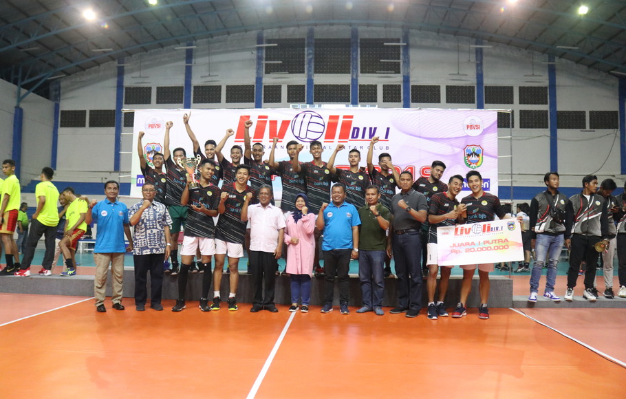 Tim Pasundan menerima hadiah setelah menjuarai Kejurnas Antarklub Livoli Divisi I 2019 di GOR Pacitan, Pacita, Jawa Timur, Minggu (29/9/2019).
