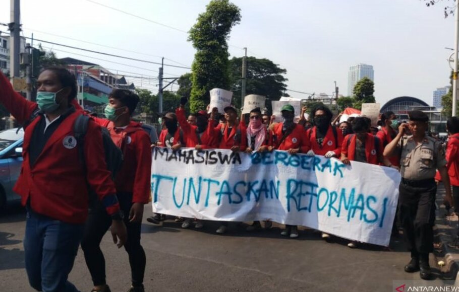 Demo DPR, Ratusan Mahasiswa Berdatangan di Stasiun Palmerah