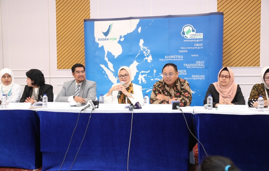 Kepala BPOM Penny Kusumastuti Lukito (tengah) memberikan keterangan terkait Obat Ranitidin terkontaminasi NDMA di Kantor BPOM, Jakarta, Jumat (11/10/2019). 