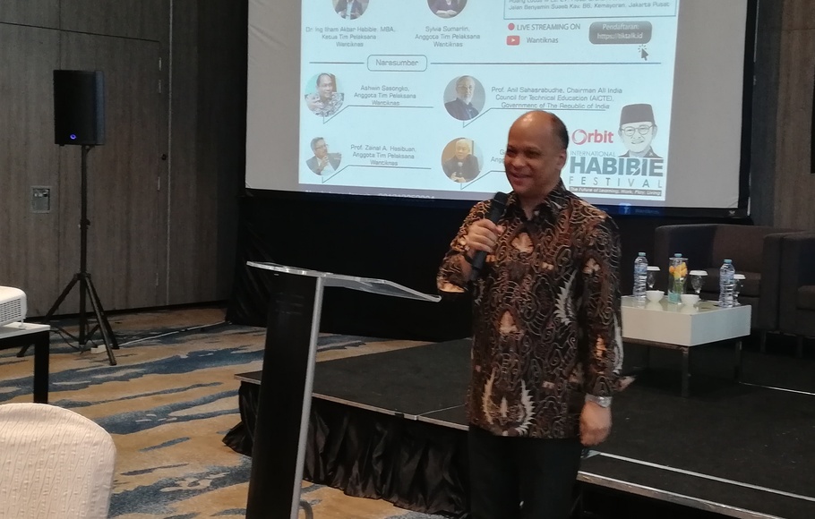 Ketua Tim Pelaksana Dewan Teknologi Informasi dan Komunikasi Nasional (Wantiknas), Ilham Akbar Habibie memberi sambutan di acara diskusi yang digelar Wantiknas, di Jakarta, 18 Oktober 2019.